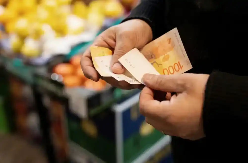 Crece la población que se asume "clase baja" y que cree que el salario pierde con la inflación