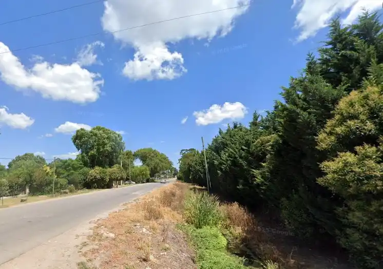 En Parque Hermoso, cuando llueve, los vecinos tienen que caminar por la ruta para llegar a otros destinos porque las calles están intransitables.