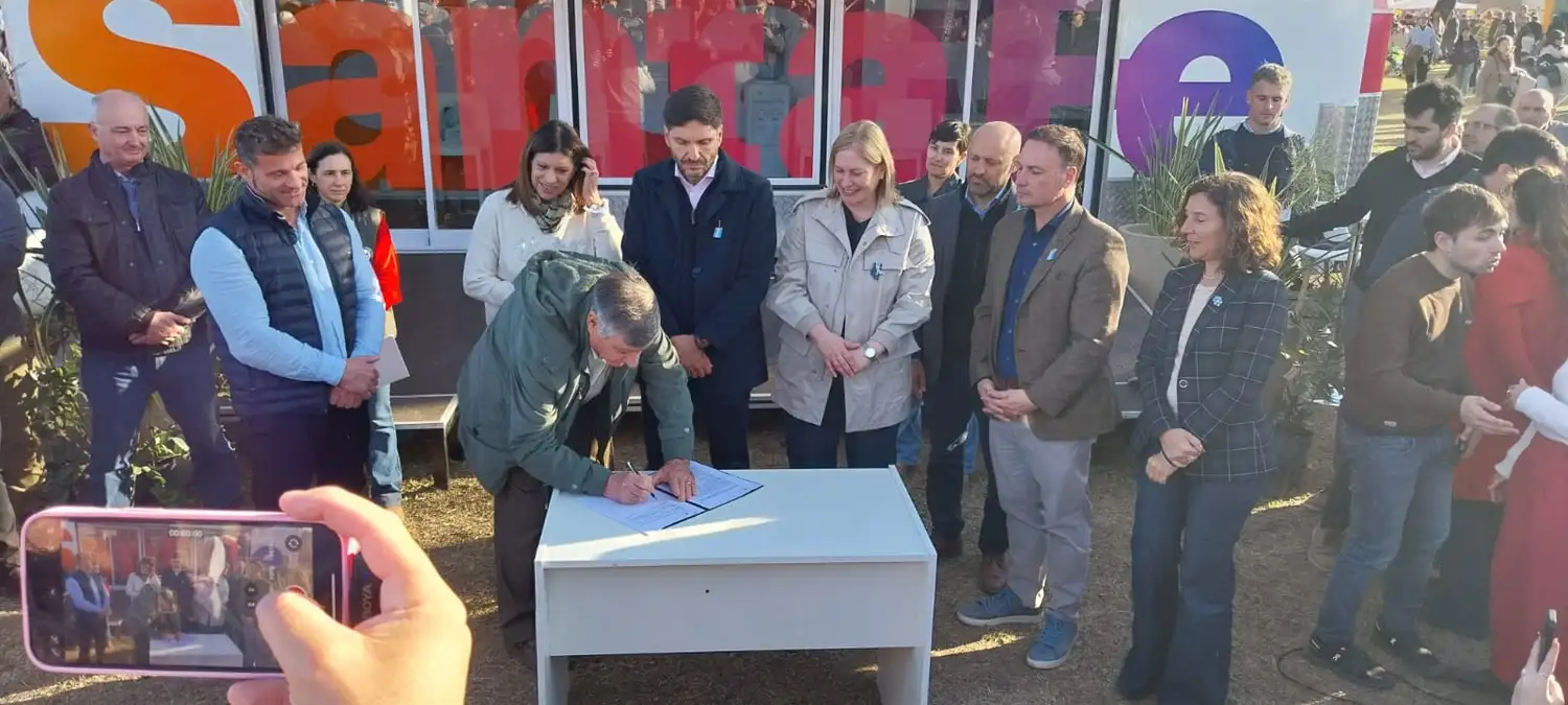 Agradecido, Juan Carlos Duhalde en la firma del convenio. Foto: Sur24