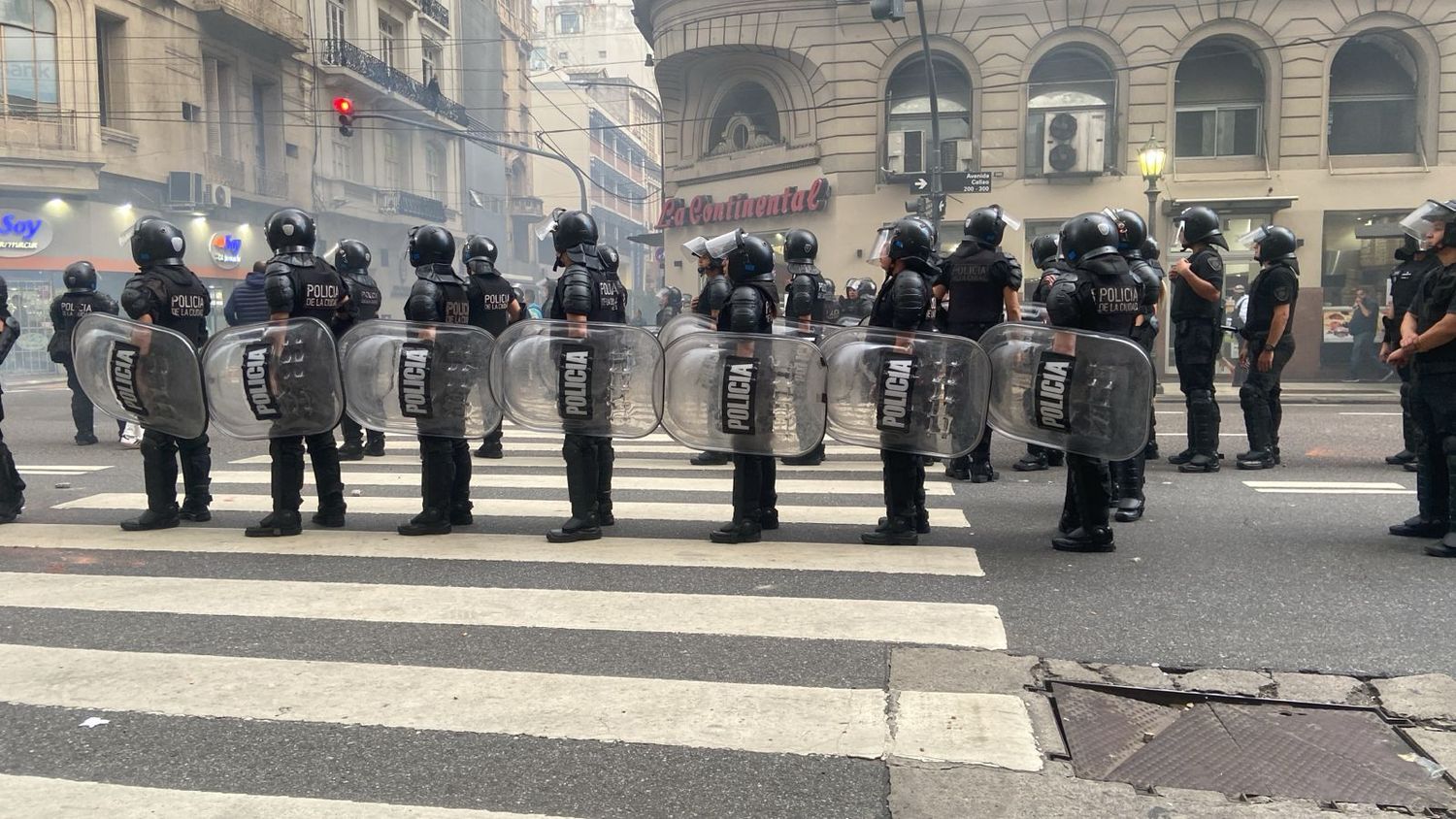Orden. Las fuerzas de seguridad están para evitar los desmanes de los violentos.