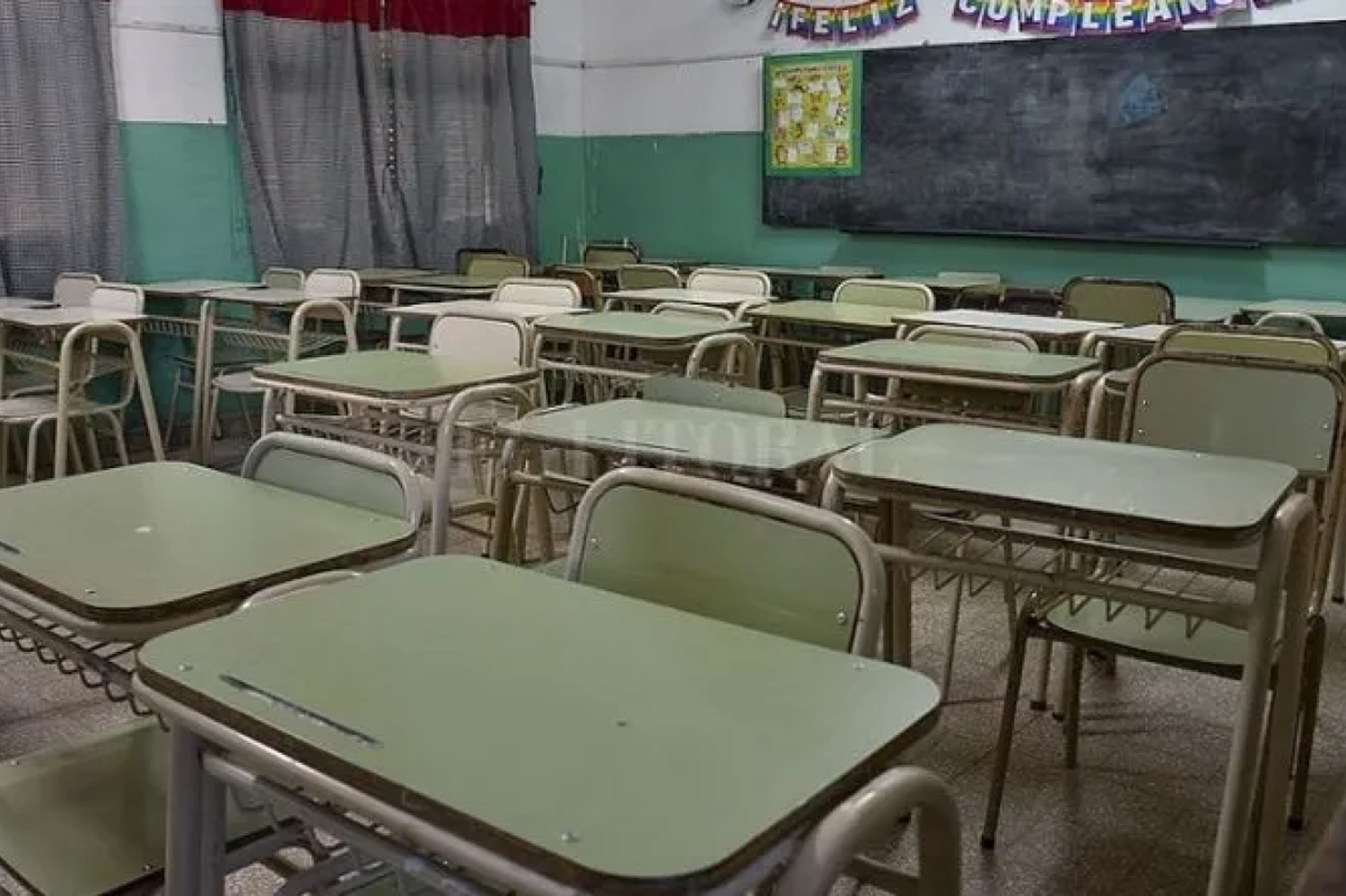 Mientras Milei avanza contra la eliminación del "feriado", ATE le hace paro a Kicillof por los auxiliares de la educación, no incluidos dentro del asueto por el Día del Trabajador Estatal.