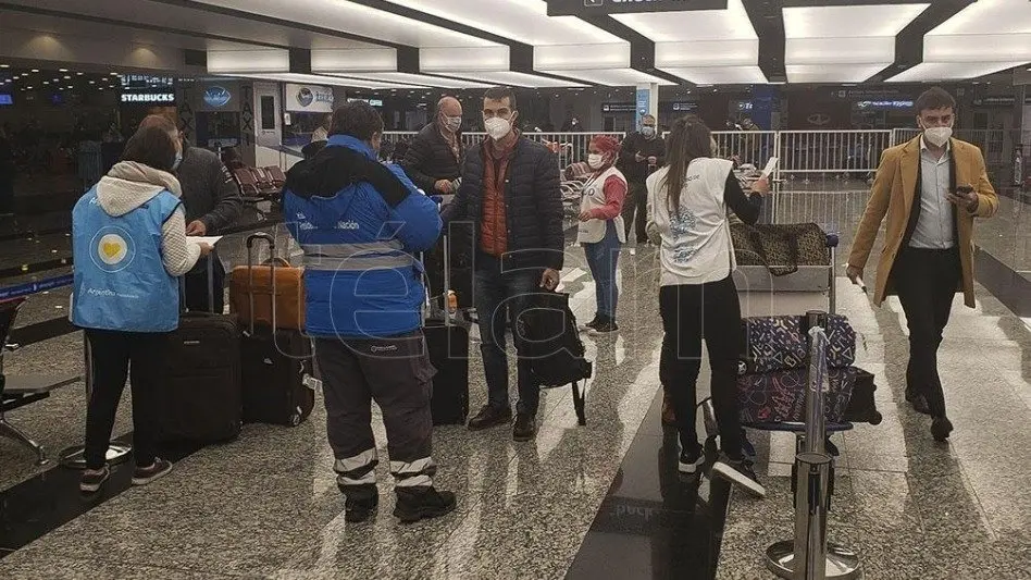 Migraciones: podrán ingresar al país extranjeros que sean parientes directos de argentinos
