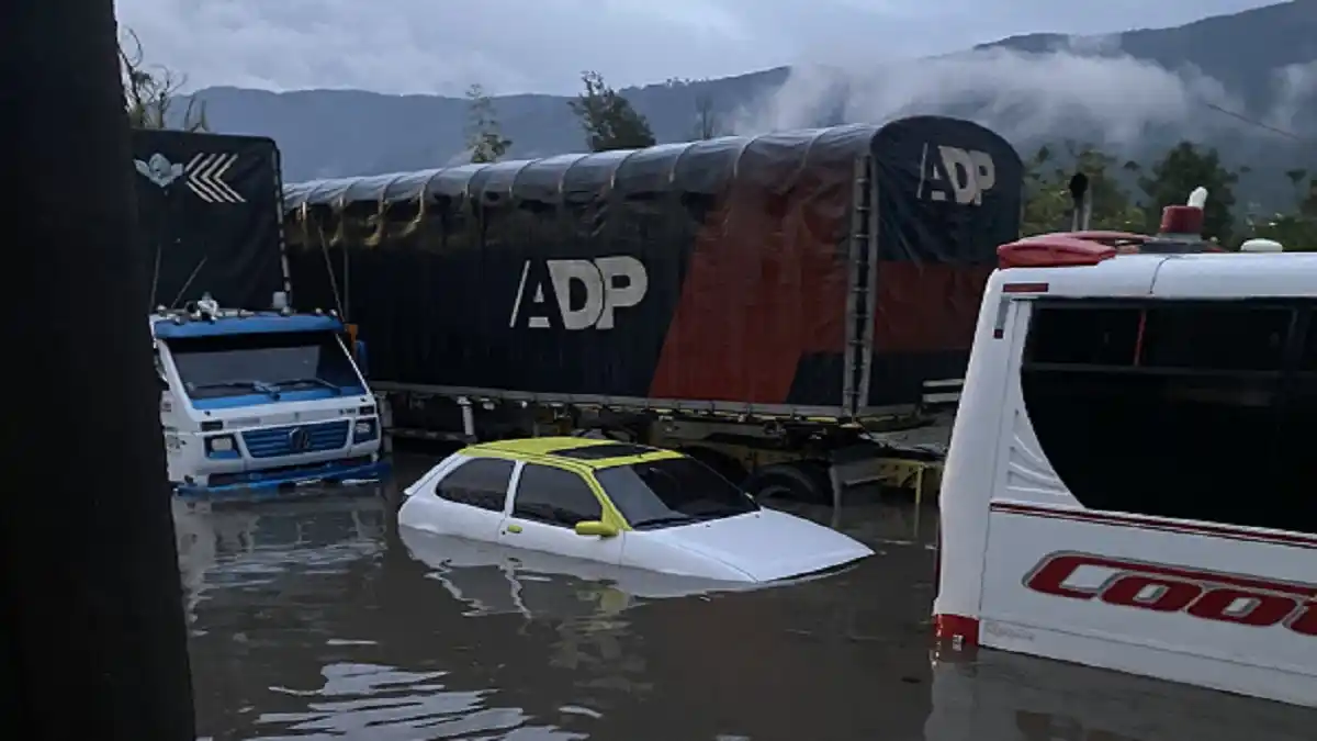 LLUVIAS TORRENCIALES azotaron BOGOTÁ: casi 2.000 personas evacuadas y 180 vehículos afectados
