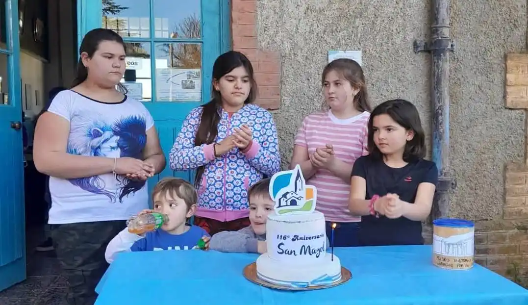 Velitas. Se realizó el corte de torta con los habitantes más jóvenes de San Mayol