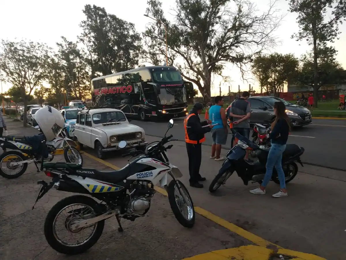 Control policial: retuvieron 36 motos  por falta de casco y papeles   