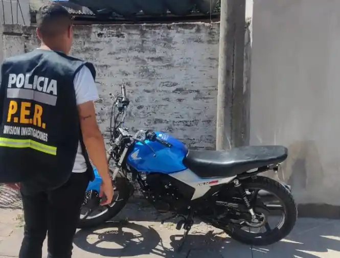 Dejó su moto robada y sin patente estacionada en el centro de la ciudad