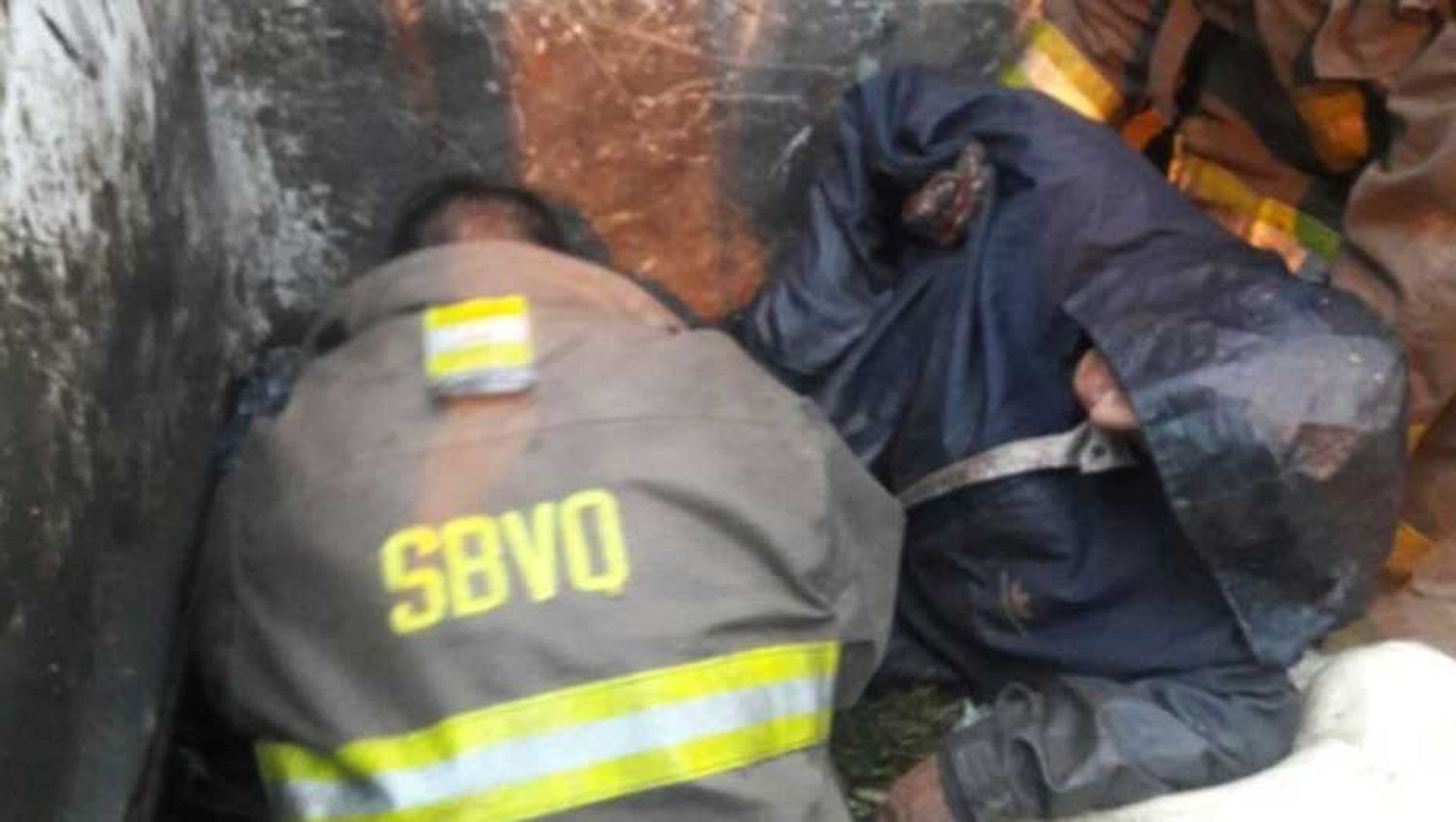 Dormía en un contenedor y un camión de basura lo compactó