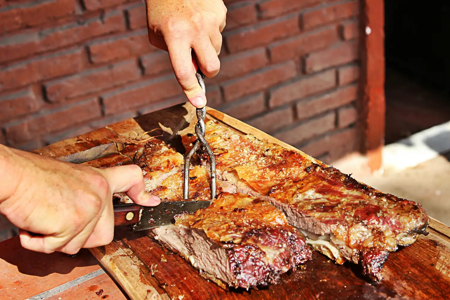 Separan a seis policías por violar cuarentena para ir a comer asado