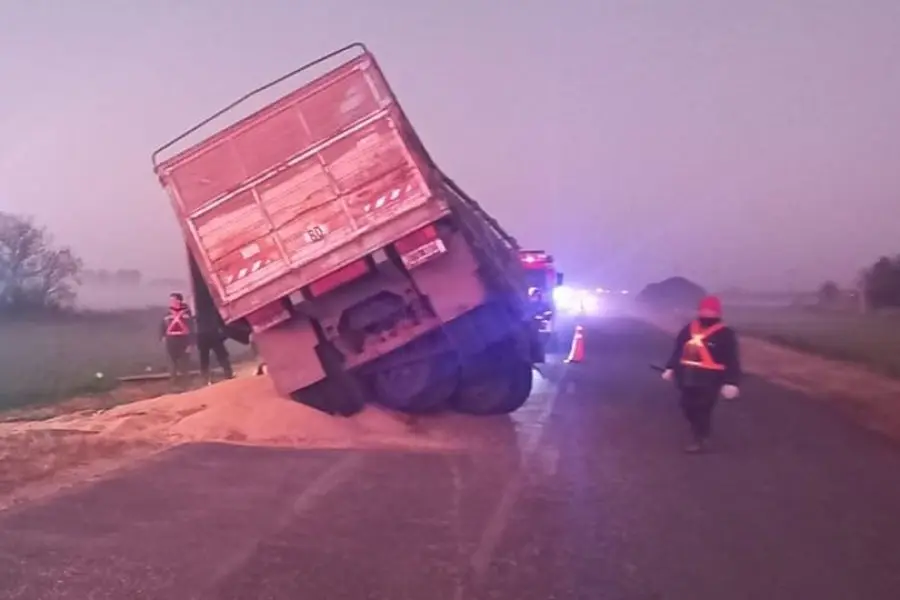 Ataliva: un camionero sanvicentino desparramó toda su carga por un desperfecto mecánico mientras viajaba