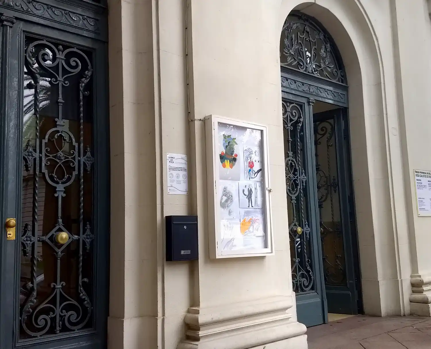 El Rosa invita a chicos a exponer en su fachada