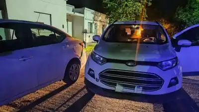 Conductor alcoholizado quiso escapar y terminó chocando un auto estacionado