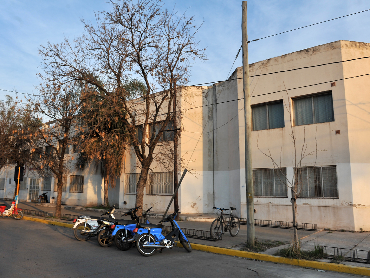 (URGENTE) Grave: un alumno le clavó una tijera a otro