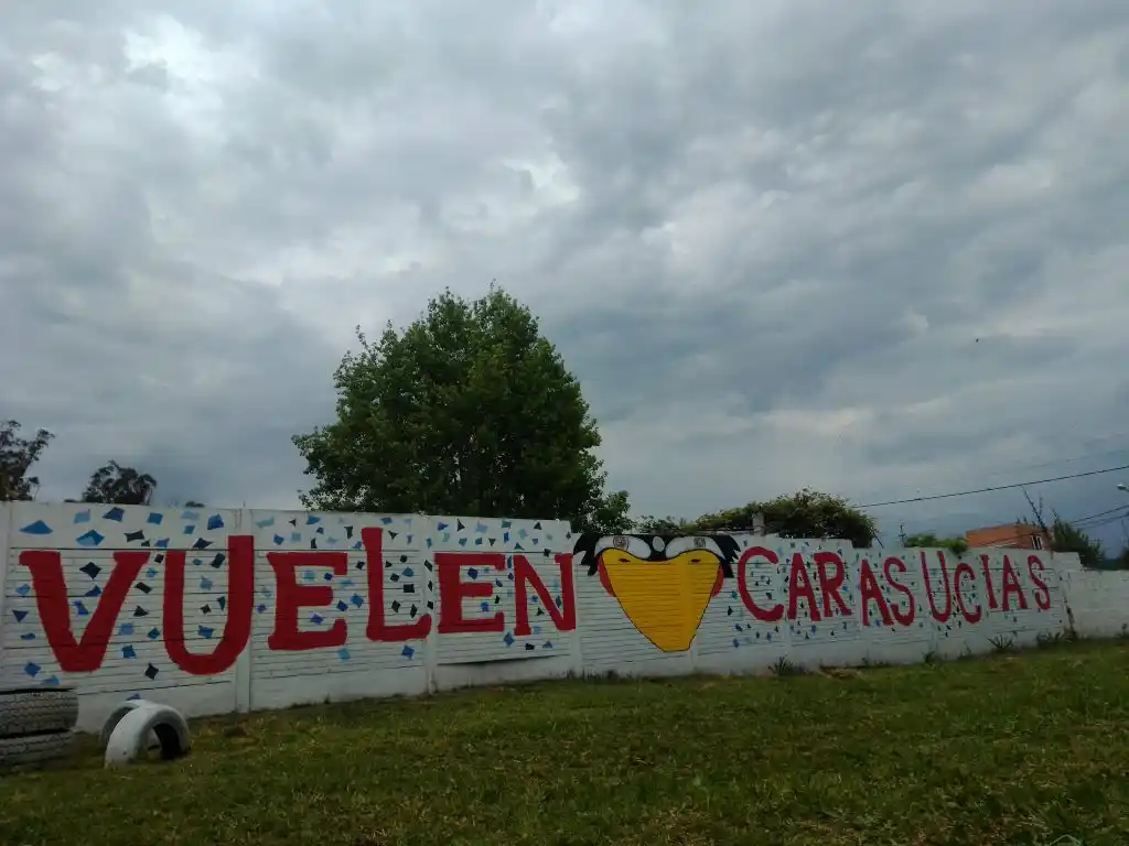 El Nuevo Gasómetro Tandil pinta murales en La Movediza