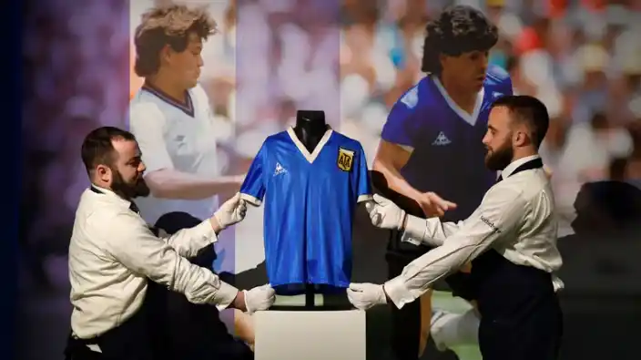 La millonaria cifra que ofertaron por la camiseta que usó Diego contra Inglaterra en el '86