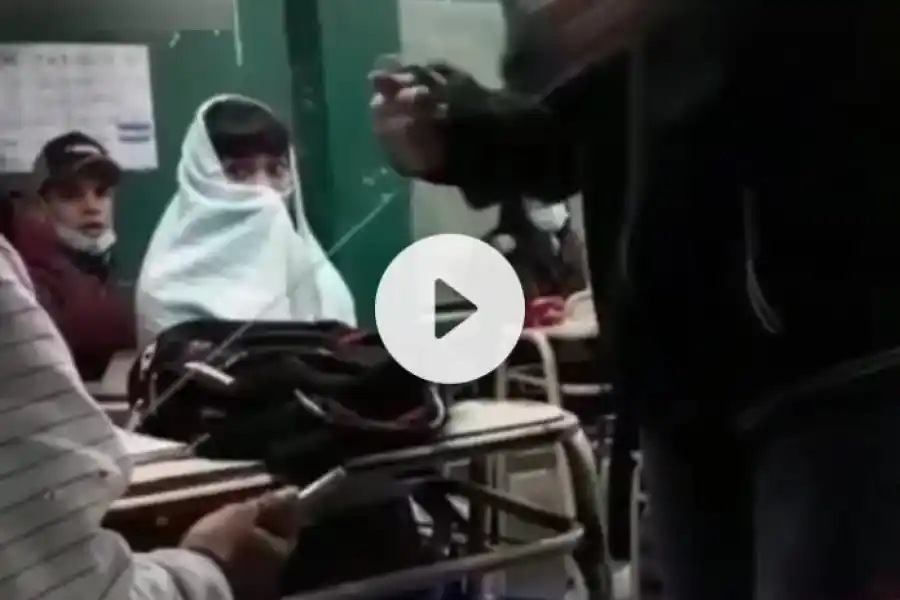 Insólito: se viralizó un video en el que se ve a una docente y un alumno "peleando" por un celular