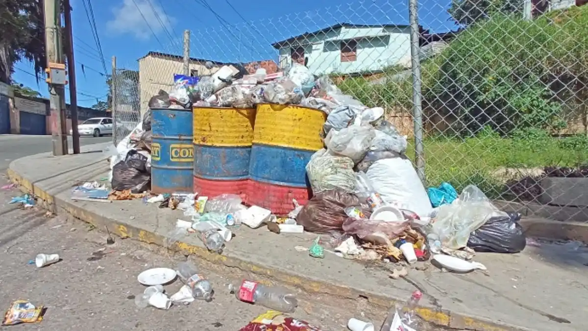 Descorazonada madre dejó a recién nacido tirado en la basura