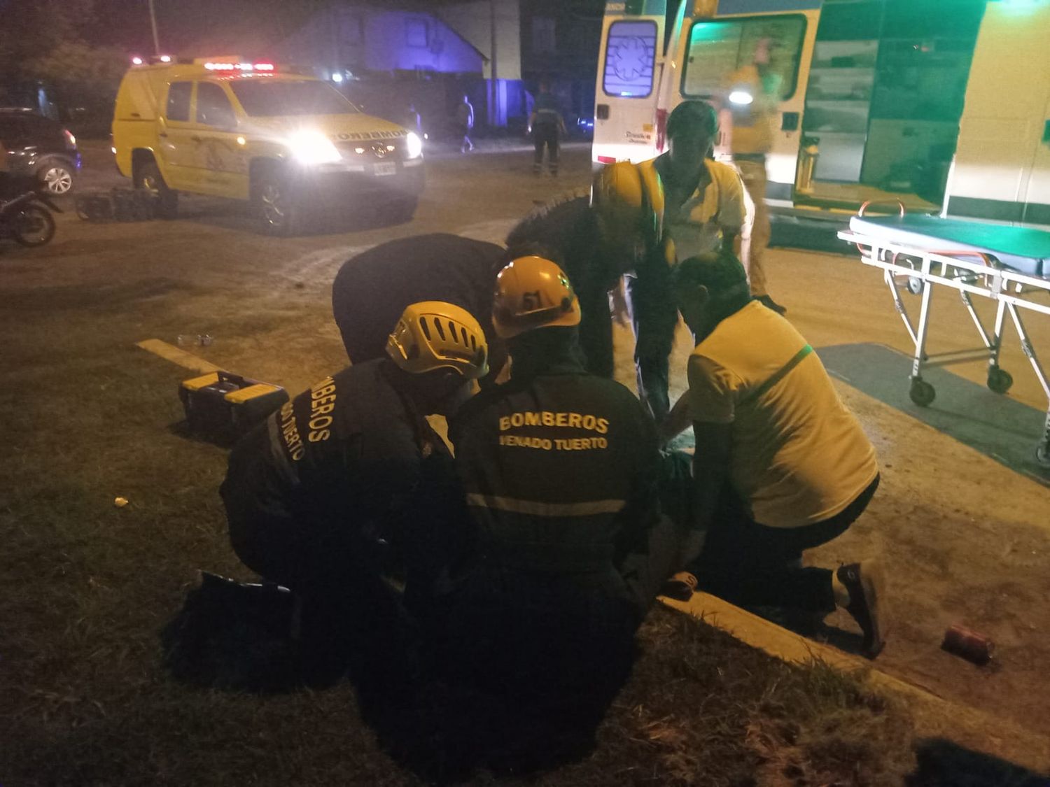 Personal de bomberos y del Sies asistiendo a la mujer accidentada.