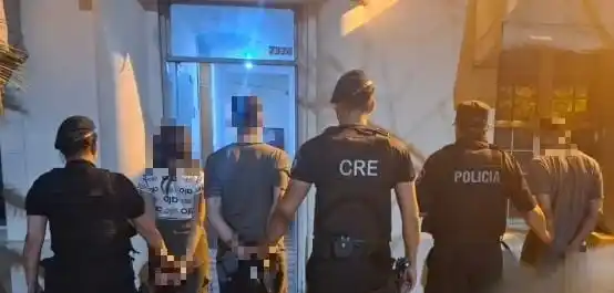 Tres armas de fuego, una réplica de pistola y una ballesta: múltiples secuestros en la madrugada - 1