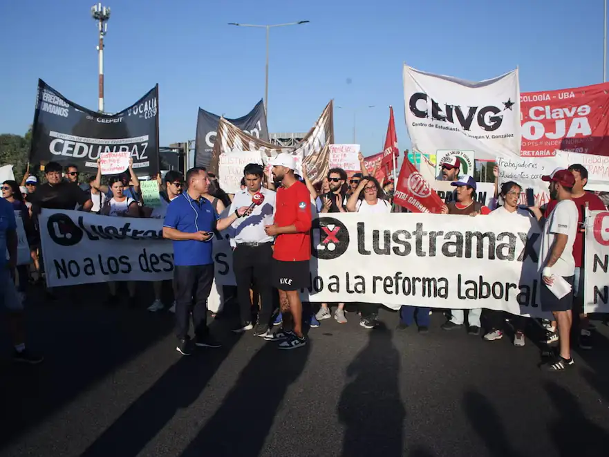 Protesta en Lustramax.