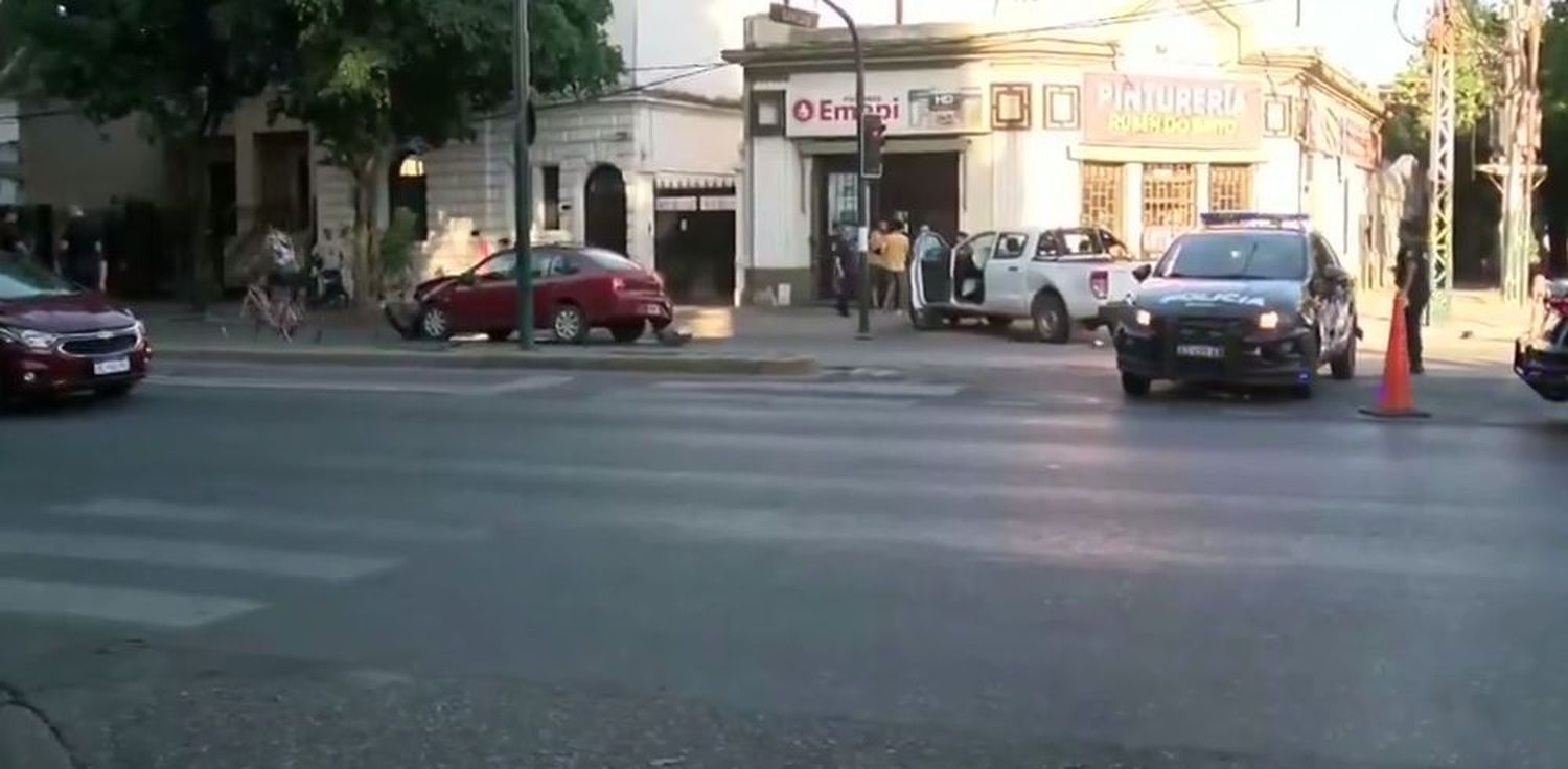 Una camioneta y un auto chocaron en el centro