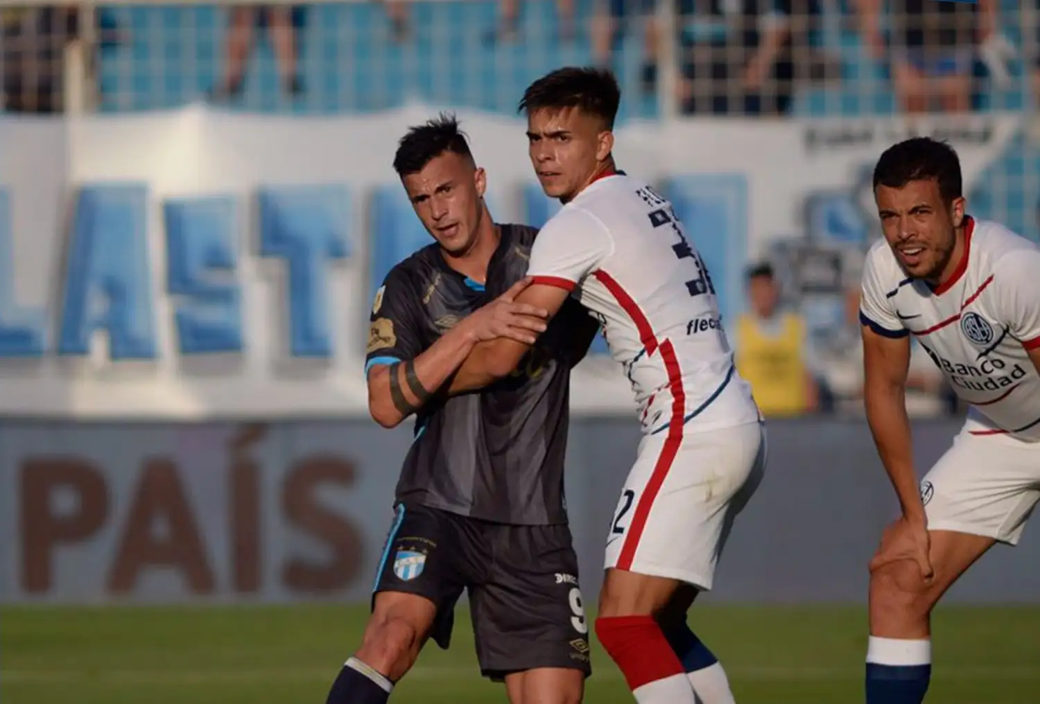 En Tucumán hubo más forcejeo que fútbol.