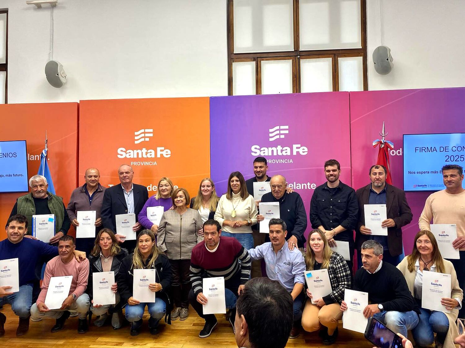De la firma del convenio formaron parte intendentes y presidentes comunales del departamento General López.