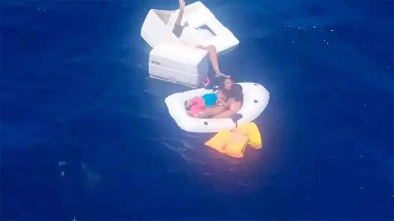 Rescataron en altamar a dos nenes abrazados al cadáver de su mamá