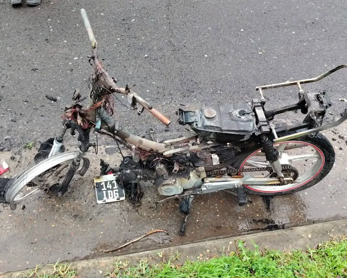 Incendio de una moto en Crespo: Bomberos controlaron el fuego