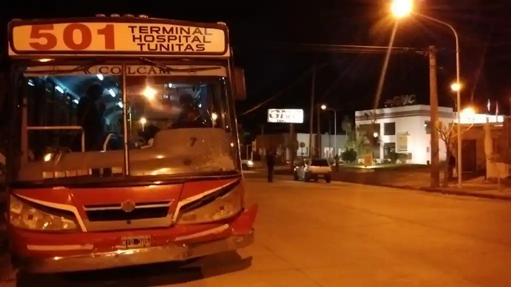 Seis personas debieron ser atendidas  tras chocar un auto y un colectivo