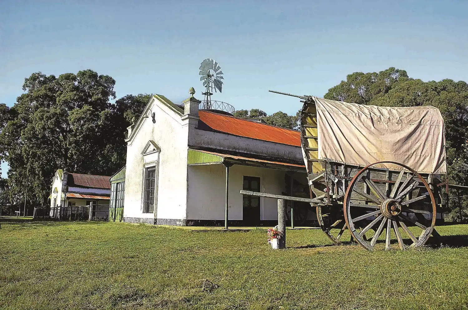 Laguna y Sierra de los Padres