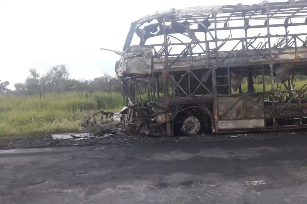 Accidente fatal entre un colectivo y una camioneta en Ruta 11