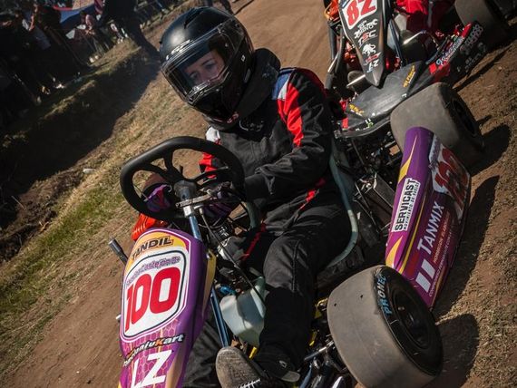 Faustina Castejón, la joven que pisa fuerte en el automovilismo zonal