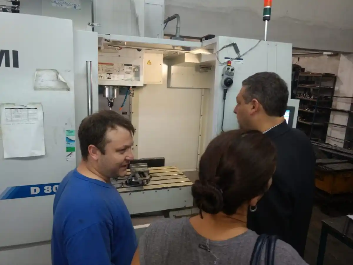 Avanza la fabricación de camillas para grandes animales diseñadas por alumnos del Cres 