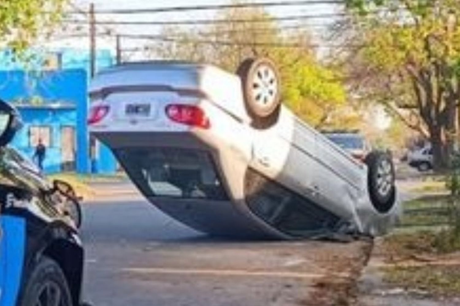 Impresionante vuelco en zona noroeste: el conductor abandonó el auto y se fue a su casa