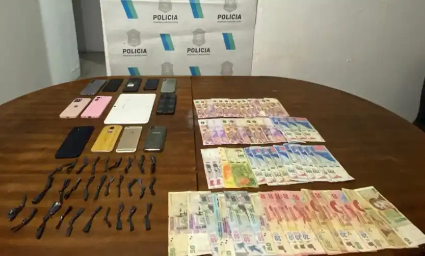 Tres personas fueron detenidas acusadas de comercializar drogas