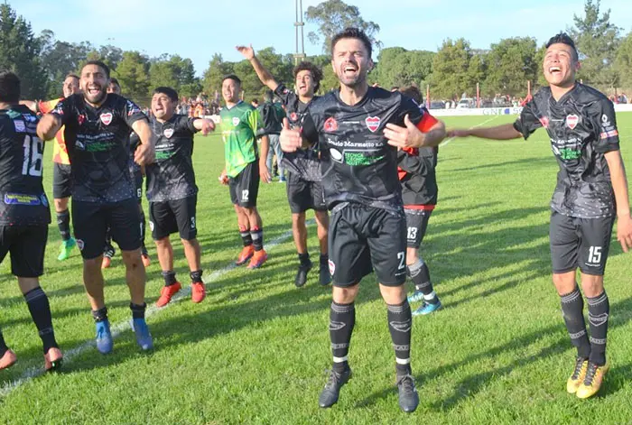 Primer round entre el campeón defensor y el atrevido retador