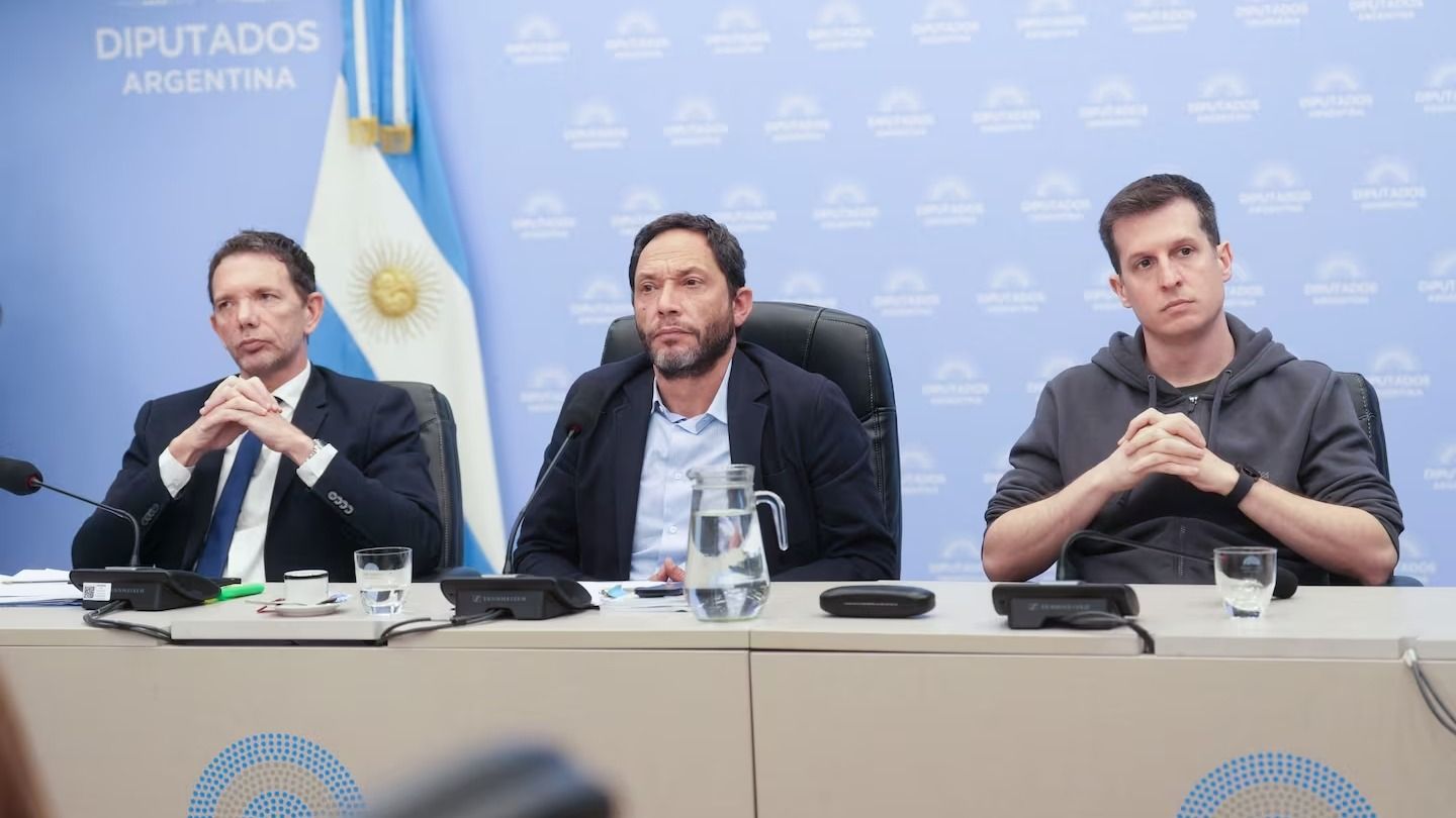 Comisión caso $LIBRA. Diputados Maximiliano Ferraro (Coalición Cívica), presidente, Juan Marino (UxP), secretario y Adrián Pagán, secretario parlamentario. Foto Cámara de Diputados.