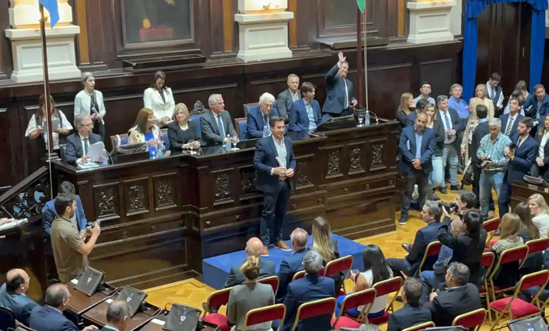 En Diputados. Arturo Rojas recibió su diploma