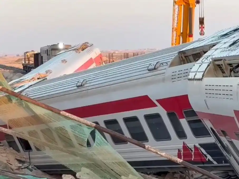 Esta imagen, extraída de un video, muestra un tren de pasajeros descarrilado en Matrouh, al noroeste de El Cairo, Egipto, el domingo 31 de agosto de 2025. (Foto AP)
