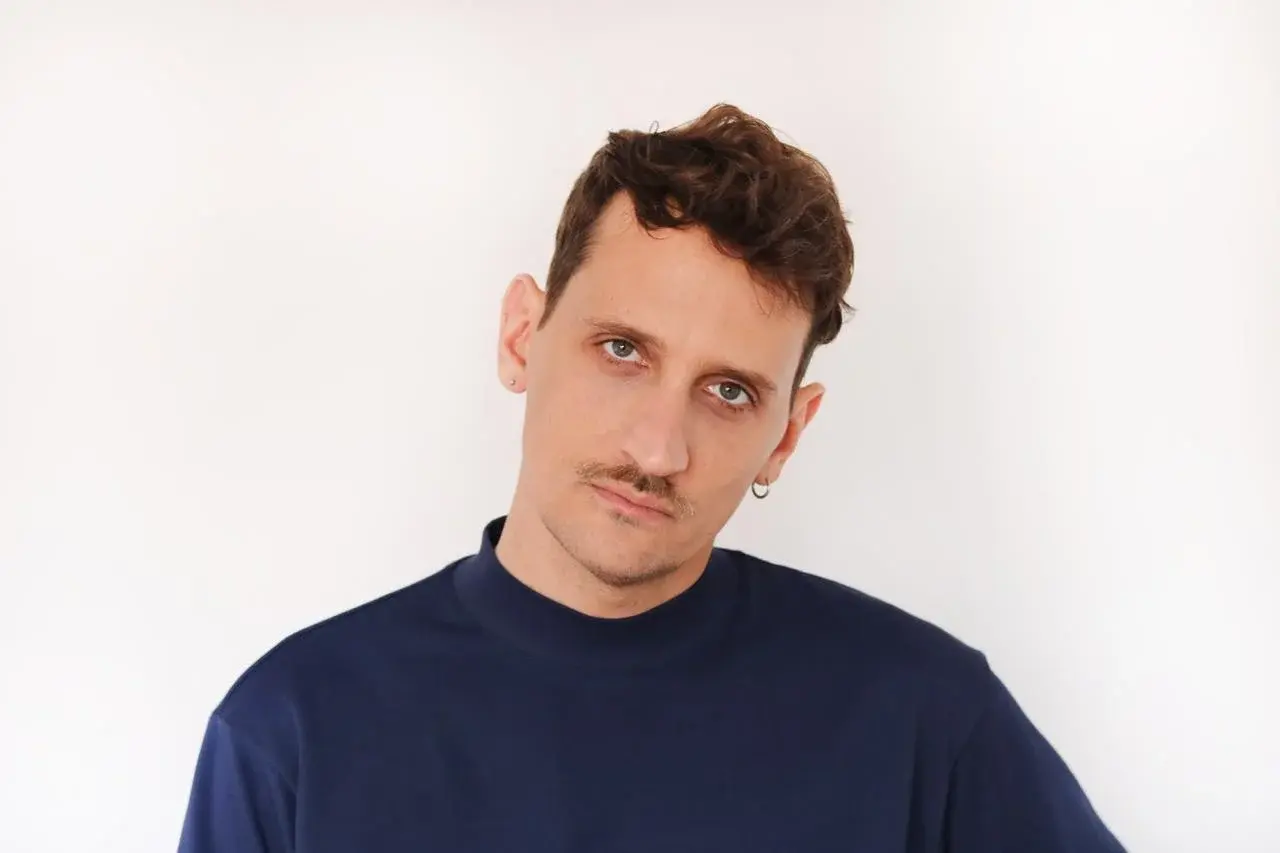 Cristian Jensen. Está a cargo de la escritura de la obra y la actuación, con la dirección de Marina Carrasco