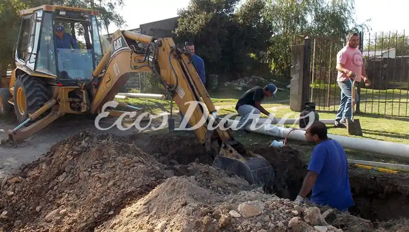 Trabajan en la extensión de la red de cloacas en Quequén