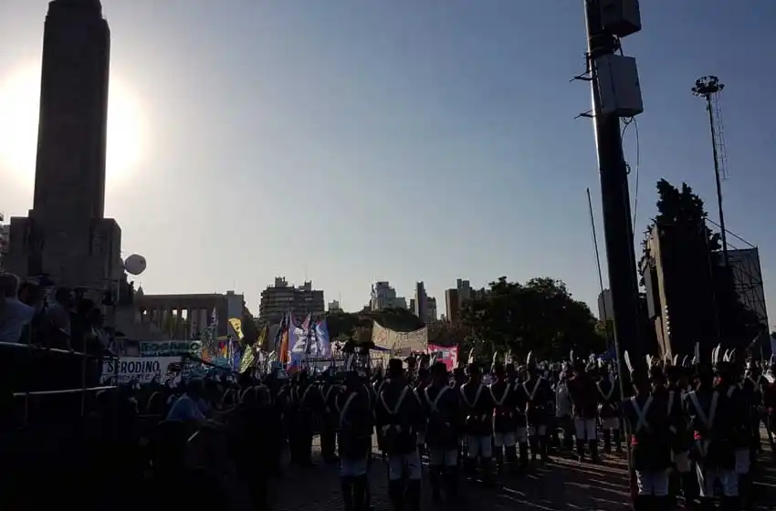 Con la presencia del presidente Alberto Fernández, se realiza el acto del 208º aniversario del izamiento de la Bandera