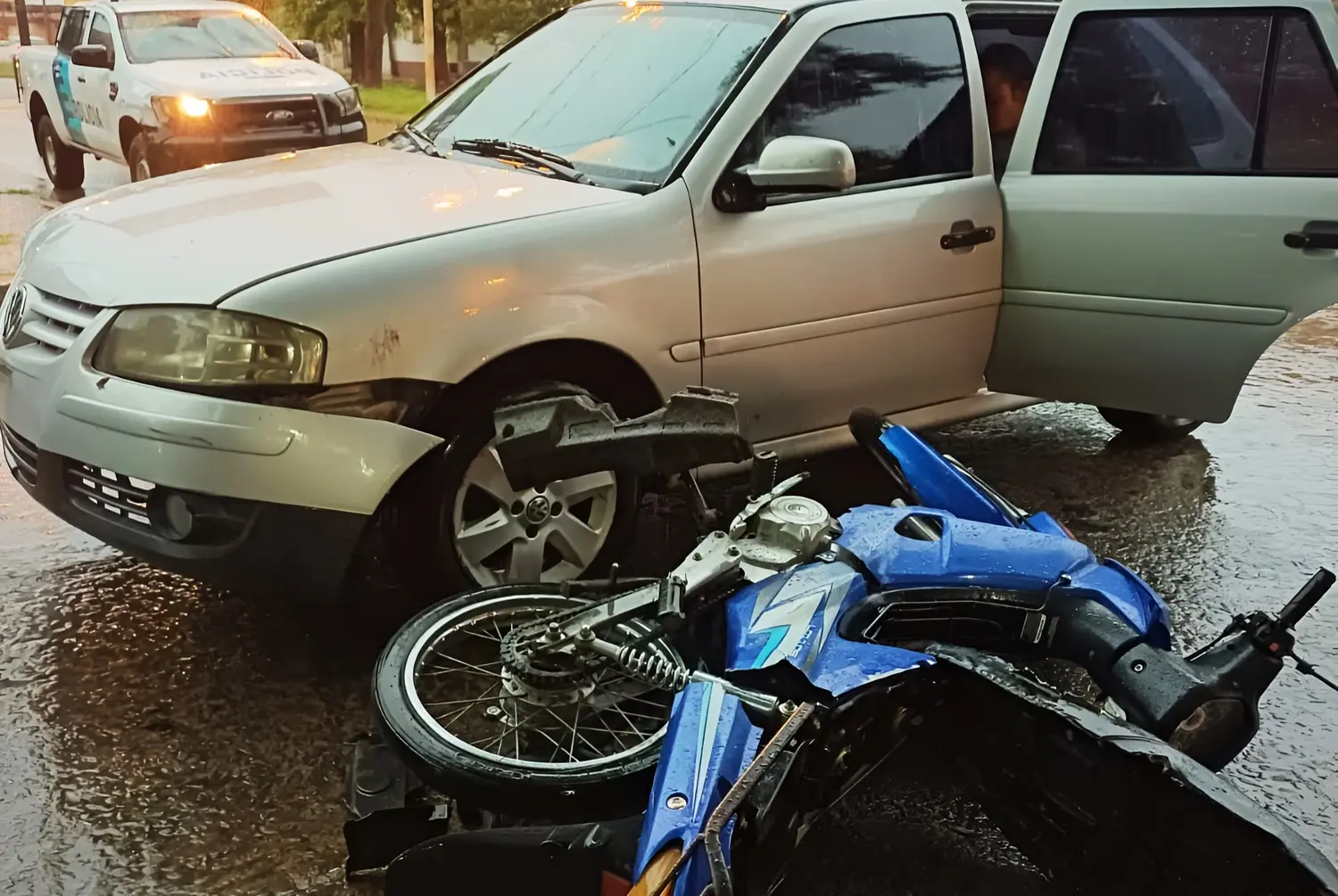 La moto y el auto chocaron en 3 de Febrero y Litoral.