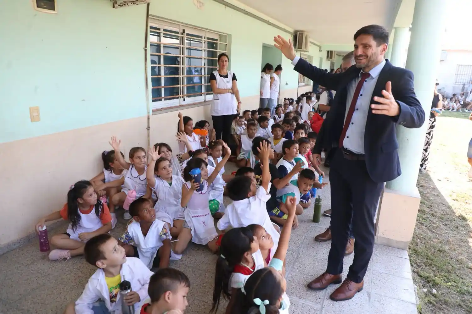 Pullaro inauguró aula en Alejandra
