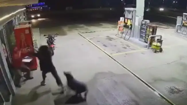 El sujeto encapuchado sorprendió al trabajador.