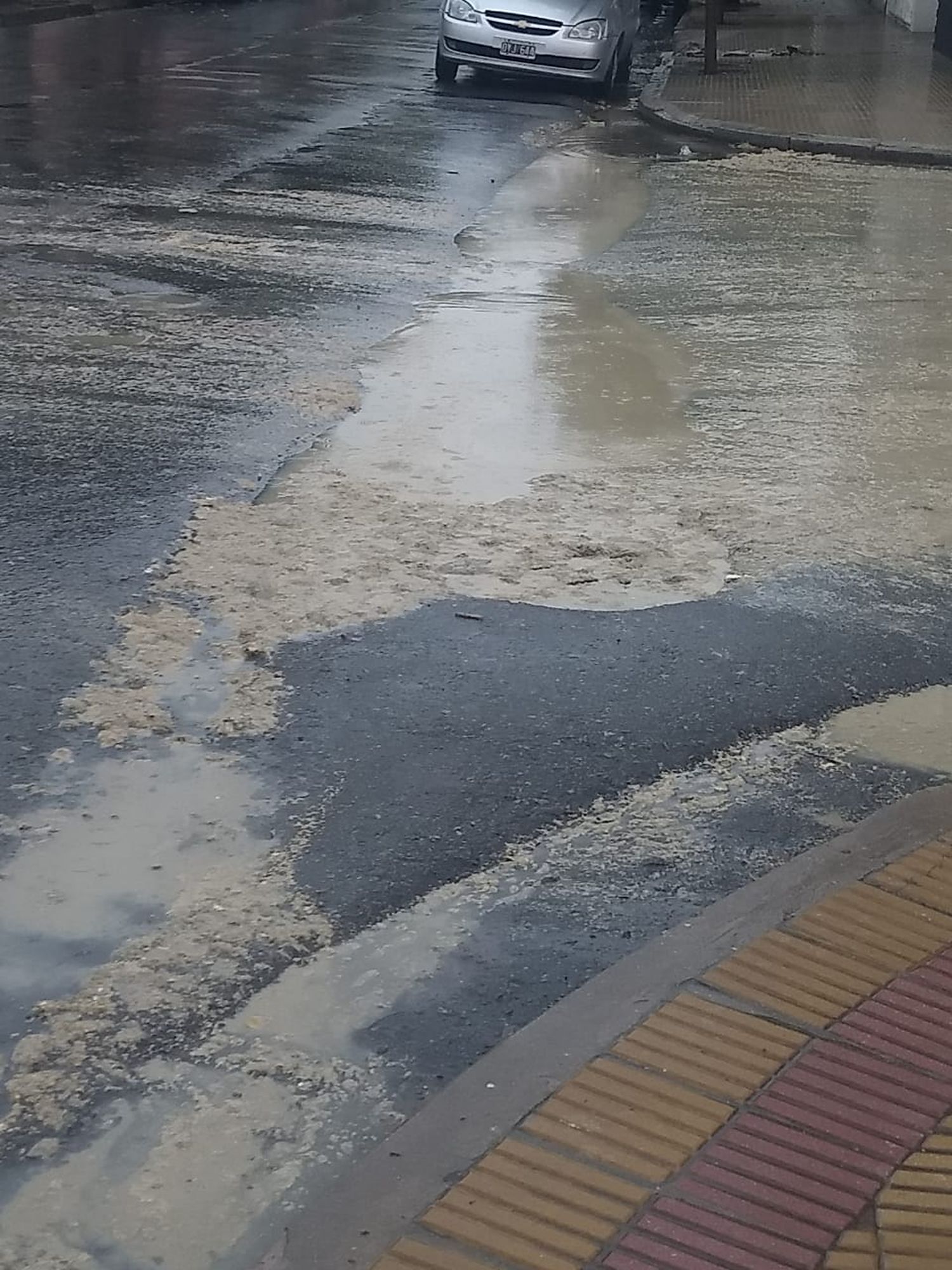 Las bocas del acueducto no tienen el tamaño adecuado, y al verse desbordadas de agua se tapan, haciendo que lo que por allí circulaba termine en las calles del barrio.