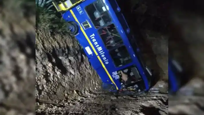 DOS MUERTOS Y 15 HERIDOS al caer por una pendiente un bus del SITP en Colombia