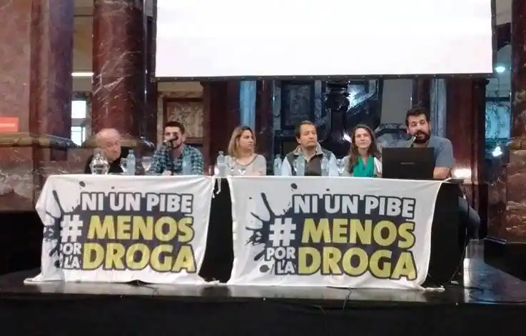 Presentan el libro “Ni un pibe menos por la droga”