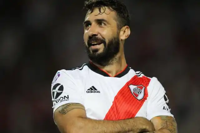 Lucas Pratto chocó a un motociclista cuando iba a la concentración de River

