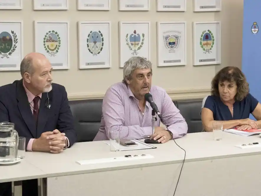 Gremios docentes alertan que “corre riesgo el inicio de clases” si no convoca a paritarias